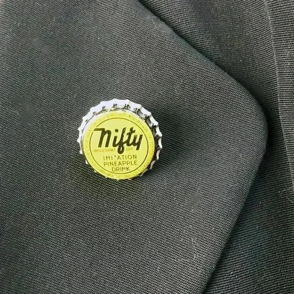 3 Vintage Bottlecap Pins Nifty, Jurk, Grapette - Picture 3 of 9